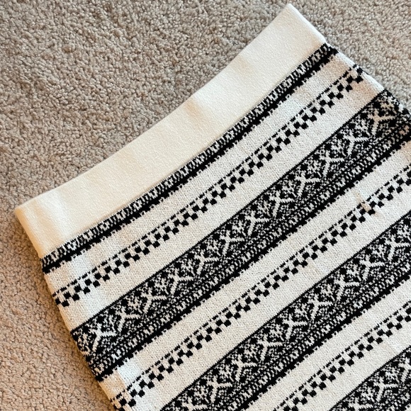 LOFT Outlet Winter Fair Isle Knit Skirt Size Medium, Bodycon Stretch Black White - Picture 3 of 10